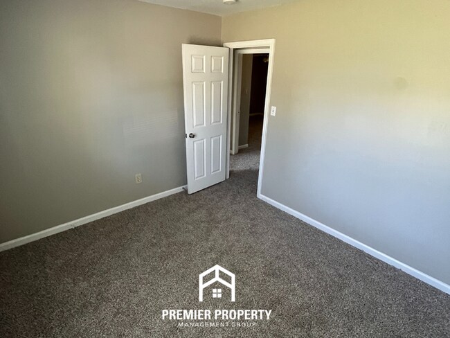 Building Photo - 4847 Daphne Rd