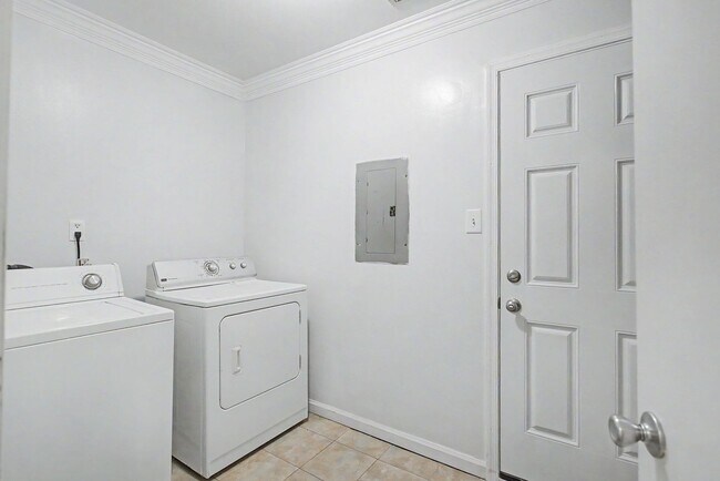 Building Photo - Updated 3-Bedroom Ranch with Fenced Yard!