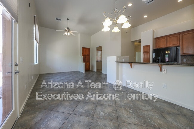Building Photo - 665 E Weckl Pl
