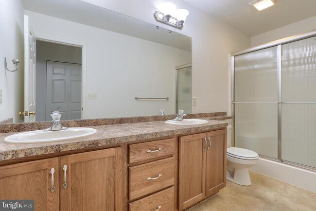 Building Photo - 712 Creekside Dr