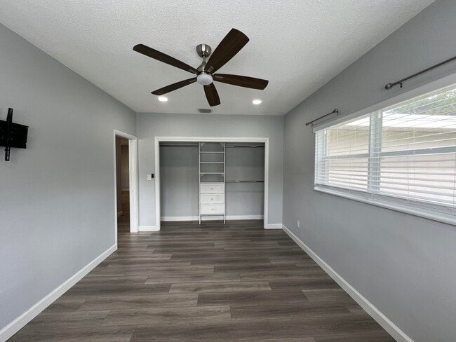 Building Photo - 5349 Van Buren Rd