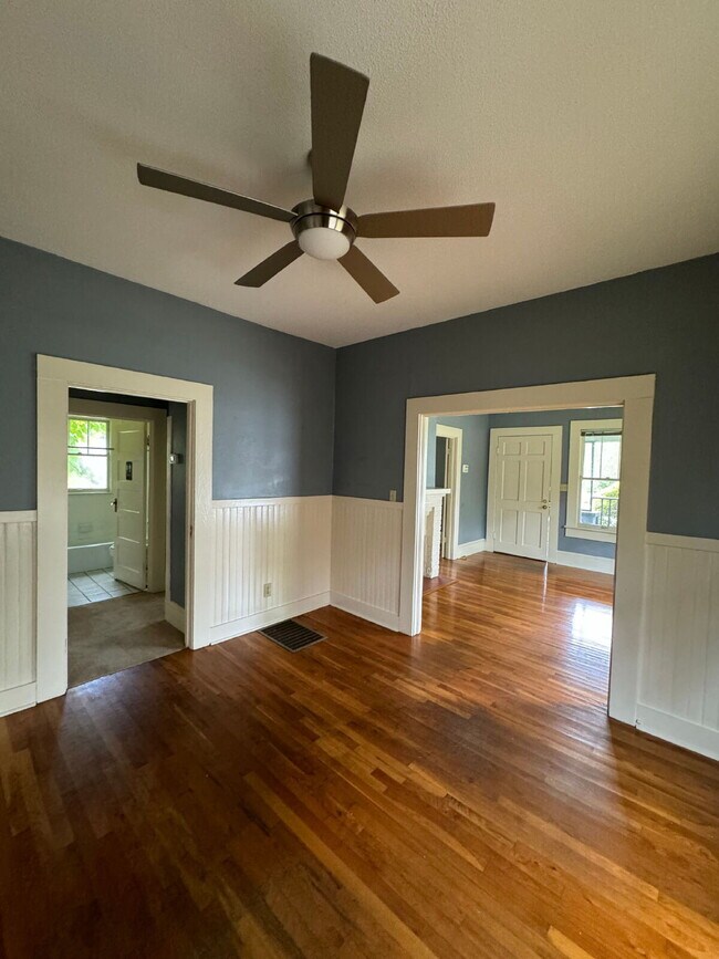 Building Photo - Gorgeous 2 Bedroom 1 Bathroom Single Family Home Located in the Heart of Midtown! Includes Hardwo...