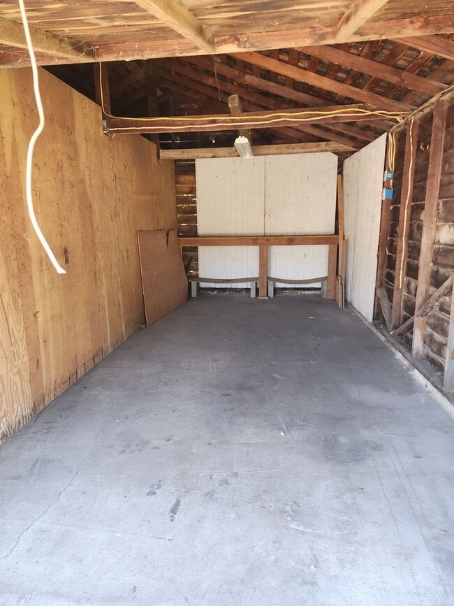 Building Photo - Escalon cute 2 bedroom duplex w/garage