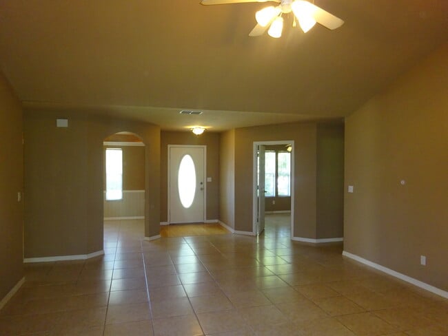 Building Photo - Spacious Home In South Pointe
