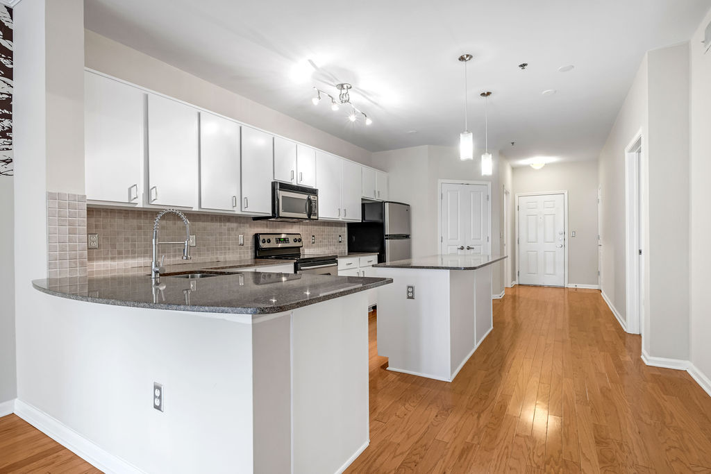 Kitchen with large walk in Pantry - 1803 Broadway