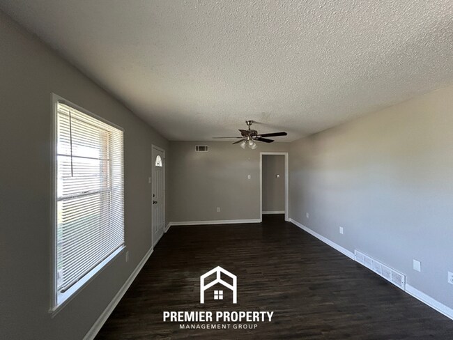 Building Photo - Spacious 3BR/2BA Home in Walls, MS | Brick Fireplace & Large Fenced Backyard