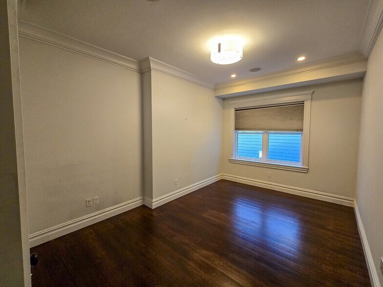 Building Photo - 161 Tudor St