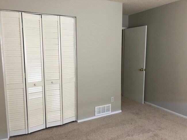 Building Photo - $1,350 Marks & Shaw 2 Bedroom Townhouse, c...