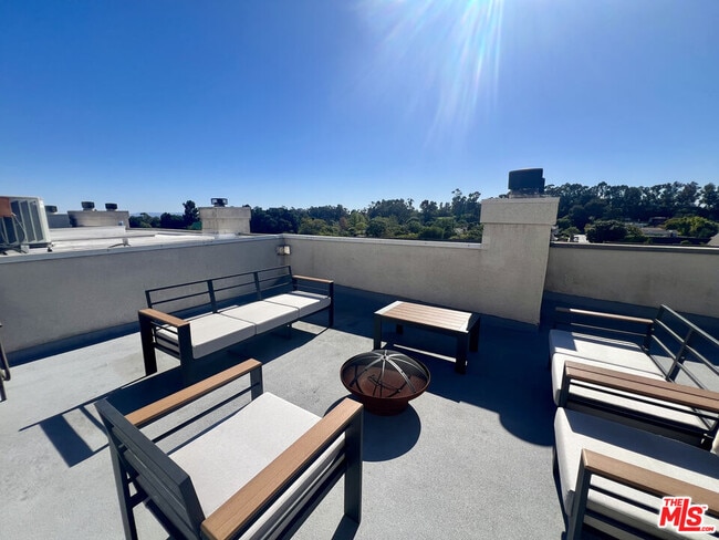 Building Photo - 390 S Sepulveda Blvd