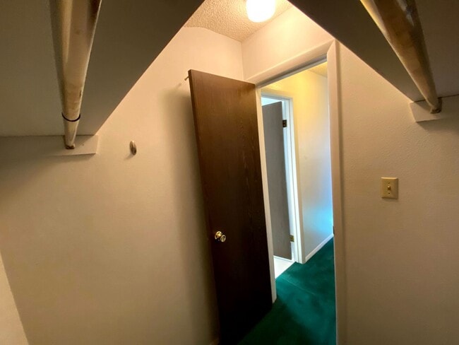 Building Photo - 3 Bedroom, 1.5 Bathroom Townhouse Next to High School and Middle School