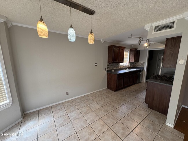 Building Photo - 11120 Loma De Color Dr