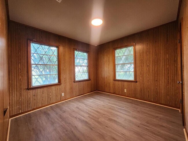 Building Photo - 803 N Oneal St