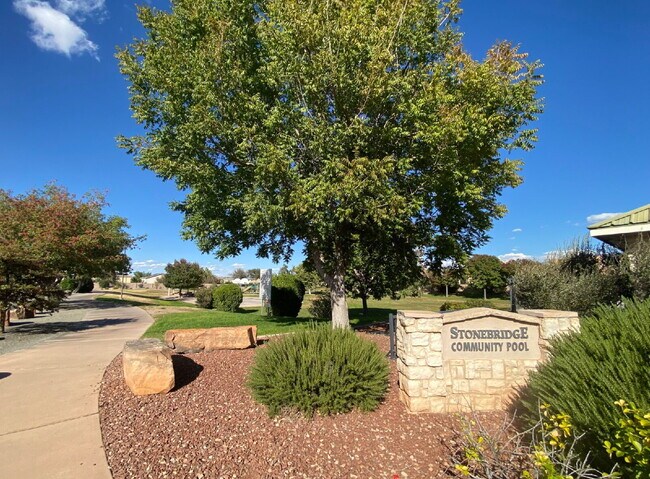 Building Photo - COMMUNITY POOL - LARGE 4 BEDROOM - Master Upstairs