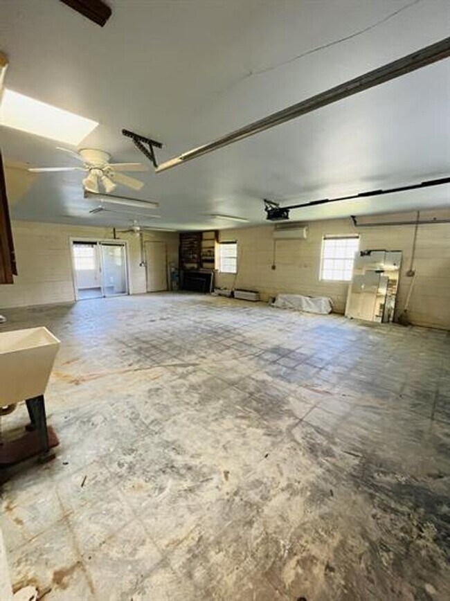 Building Photo - Eustis Lake Front Home with 2 Primary Bedr...