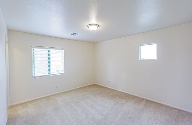 Building Photo - 4 Bedroom home located in Mountain's Edge