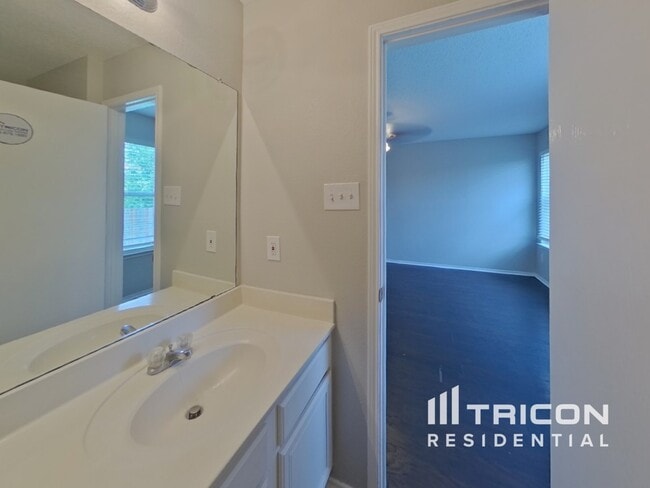 Building Photo - 910 Pryor Dr
