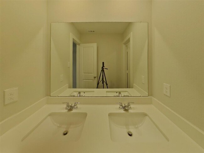 Building Photo - 4920 San Fabiano Ct
