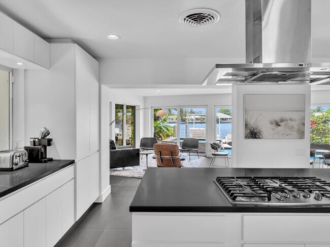 Building Photo - 1640 NE 43rd St