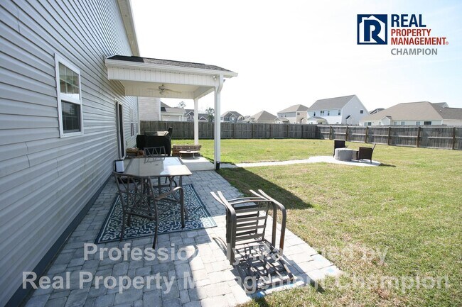 Building Photo - Gorgeous 4 BD/3.5 BA Executive Home w/Spacious Fenced Yard