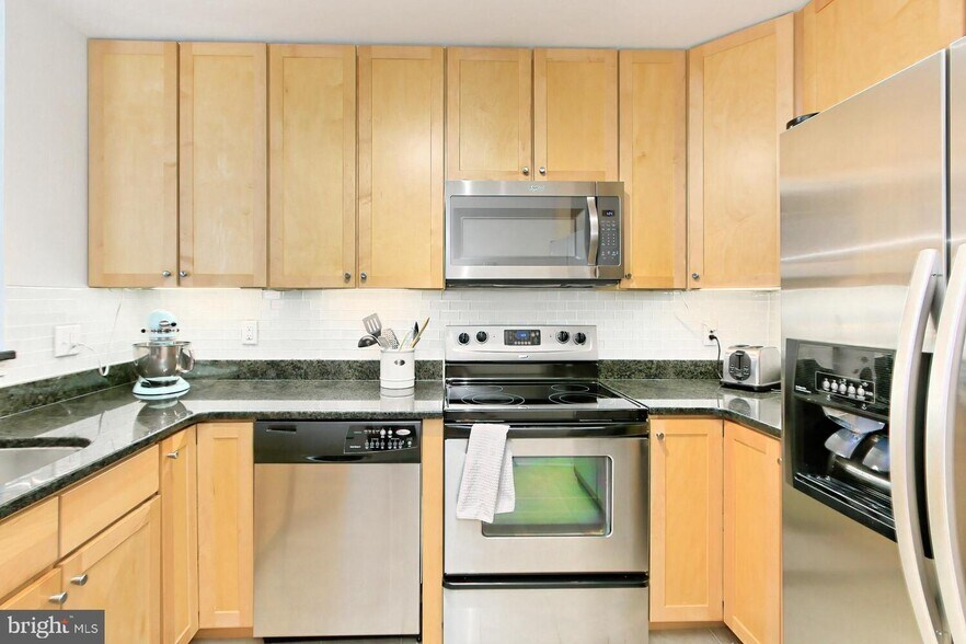 Building Photo - 1100 Quaker Hill Dr