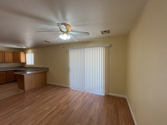 Building Photo - Experience luxurious living in this stunning 4-bedroom, 2.5-bathroom house
