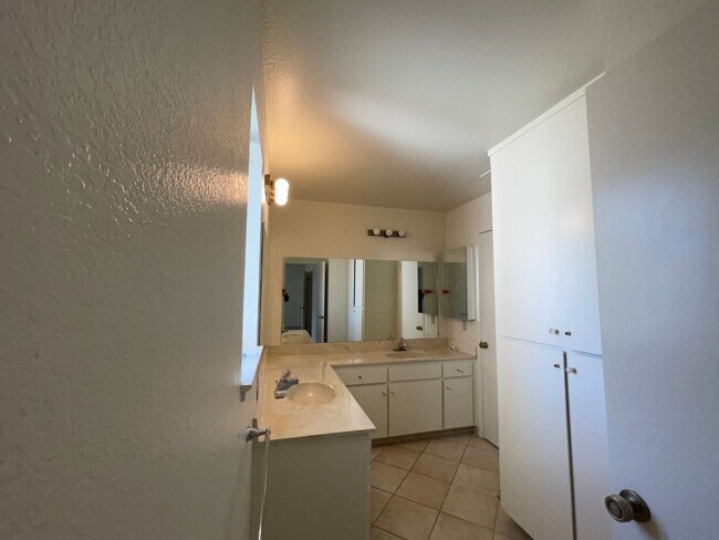 Building Photo - 3bd/2ba - Santa Clara Townhouse with 2 Car Garage
