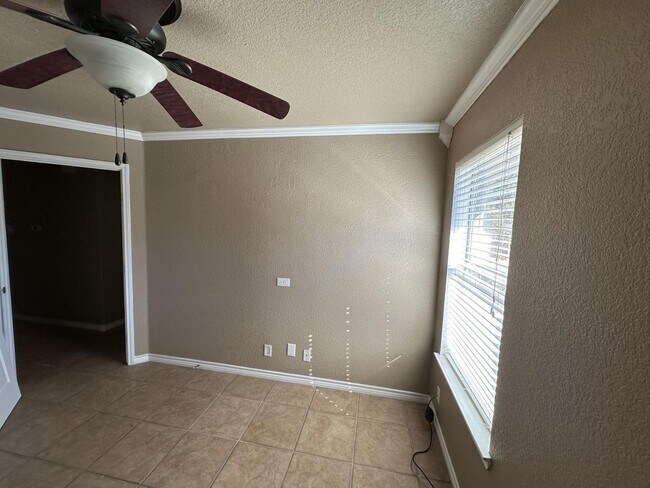 Building Photo - AVAILABLE NOW!