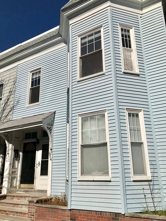 Building Photo - 592 E 5th St