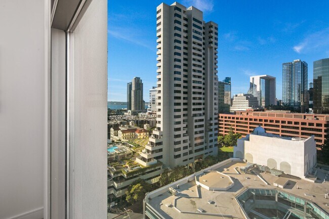 Building Photo - Luxurious 17th-Floor Renaissance Condo with Stunning City Views