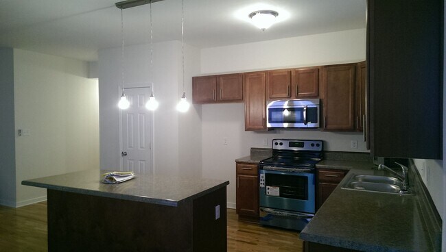 Building Photo - Spacious & Modern 3Bd|2Ba House tucked awa...