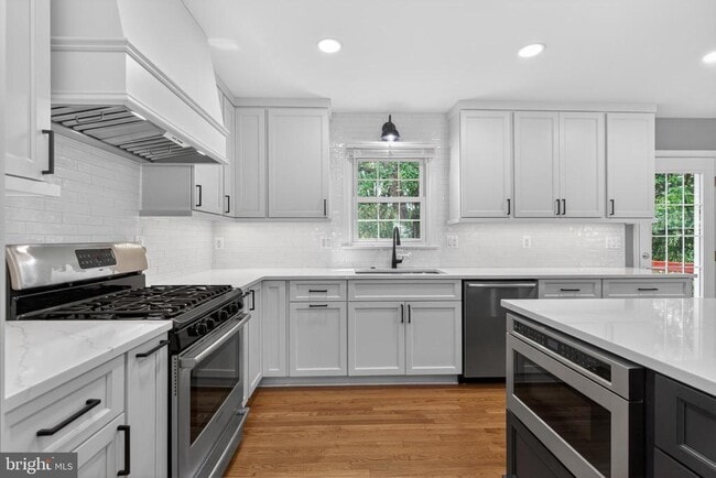 Building Photo - 9801 Meadow Valley Dr