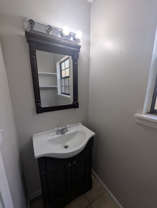 Building Photo - 2 Bed/ 1.5 Bath Townhouse