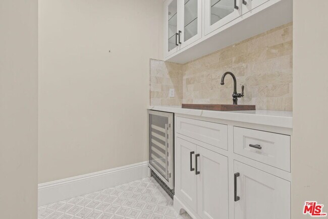 Building Photo - 1153 S Clark Dr