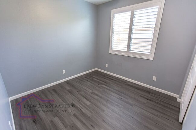 Building Photo - 391 S 163rd Dr - 4BR, 2BA - Sarival/Van Buren