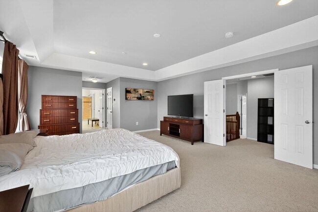 Building Photo - 4 Bed, 4.5 Bath Single Family Home in Clar...