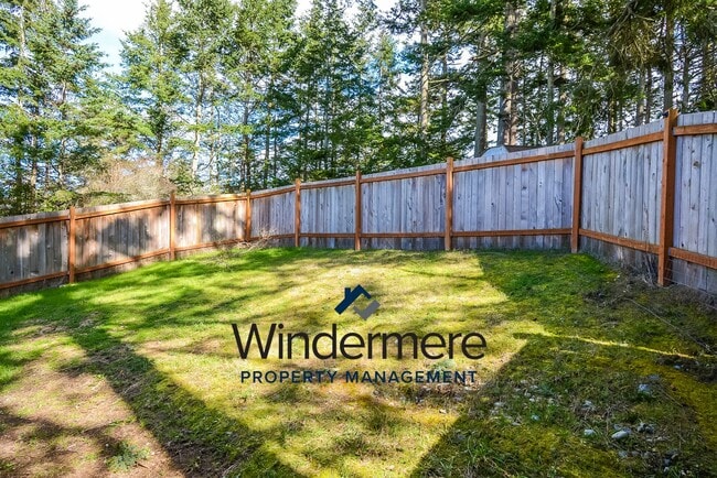 Building Photo - Charming 3 Bedroom 2 Bathroom Home in Sierra with Water View