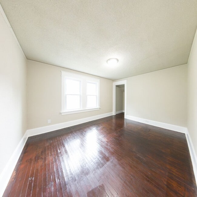 Building Photo - 1200 Sqft. 2 Bedroom 1 Bath