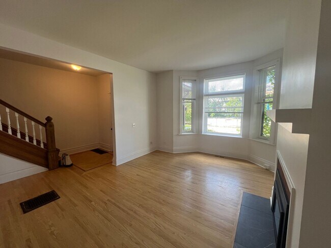 Building Photo - 4 Bedroom 1.5 bathroom townhome in Lyndale neighborhood