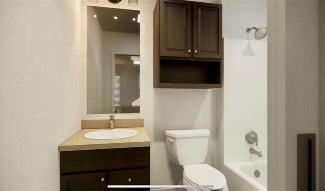 Building Photo - Ground Floor 2 Bed/2 Bath Unit with Great ...