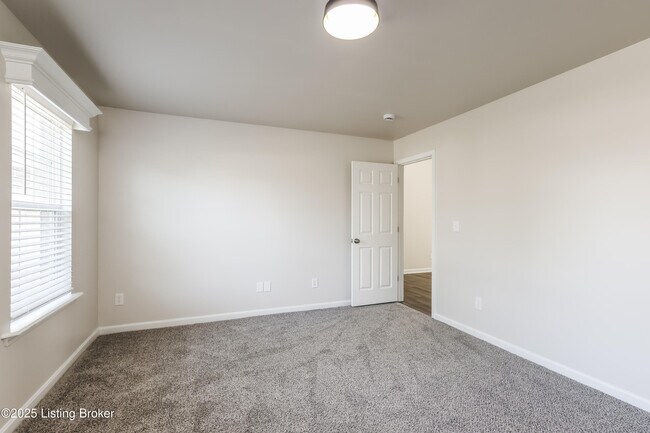 Building Photo - 7003 Hollow Oaks Dr