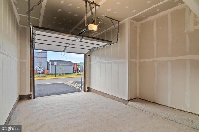 Building Photo - This stunning luxury 2-story condo has 3 beds & 2.5 baths with over 1500 sq ft of living space.