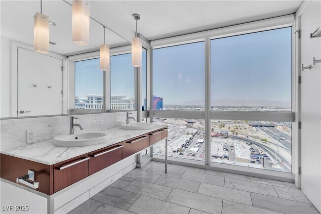 Building Photo - 4471 Dean Martin Dr