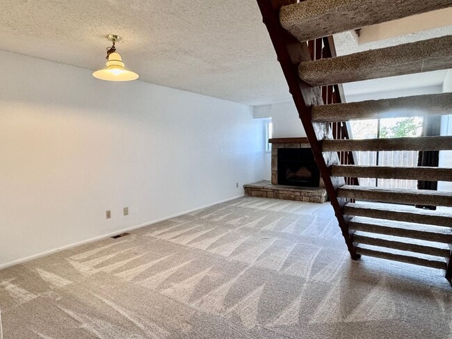 Building Photo - Well Maintained 2 BR/1BA Townhome Convenie...