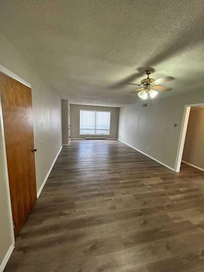 Building Photo - 2 bed 1 bath townhome located in Speedway