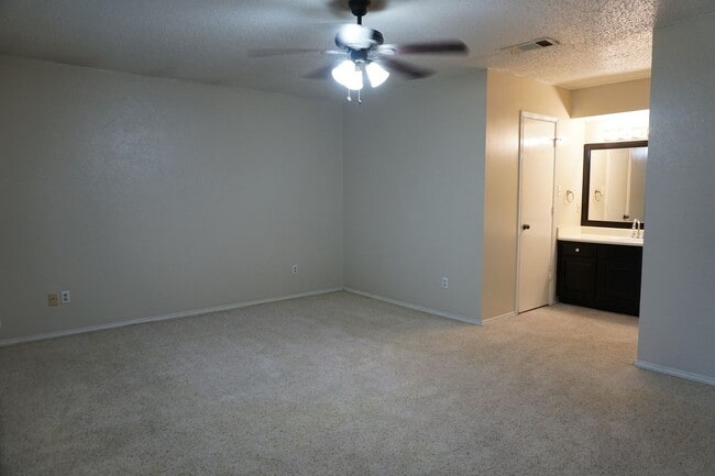 Building Photo - VIEW NOW - COMING SOON - Charming 3-Bedroom Duplex in East Dallas with Garage & Fenced Yard