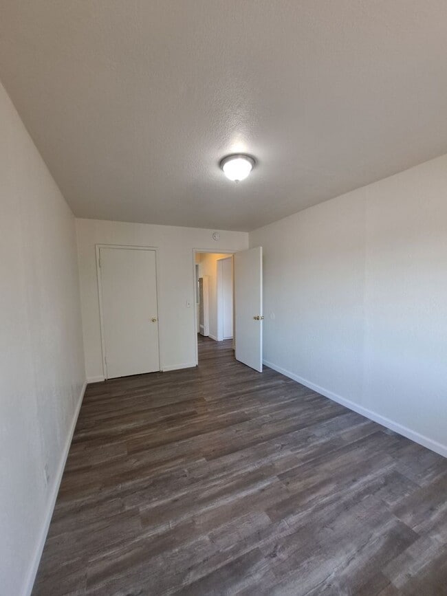 Building Photo - 1291-1295 N. Fruit Ave. (Duplex)