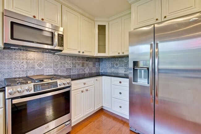 Building Photo - Warm and Inviting 3 bedroom, 2 Bath Home