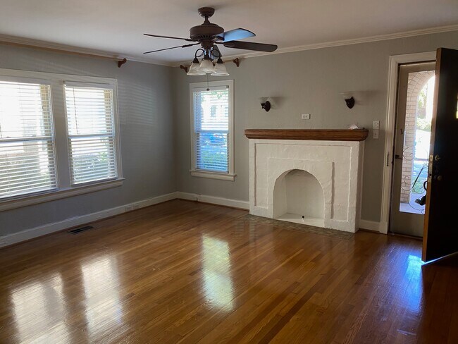 Building Photo - 5924 La Vista Dr