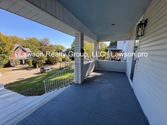 Building Photo - Three Bedroom Home - Walking Distance to G...