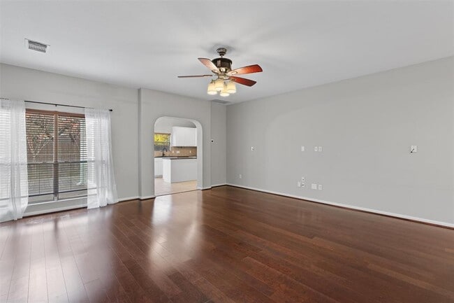 Building Photo - 2240 Independence Dr